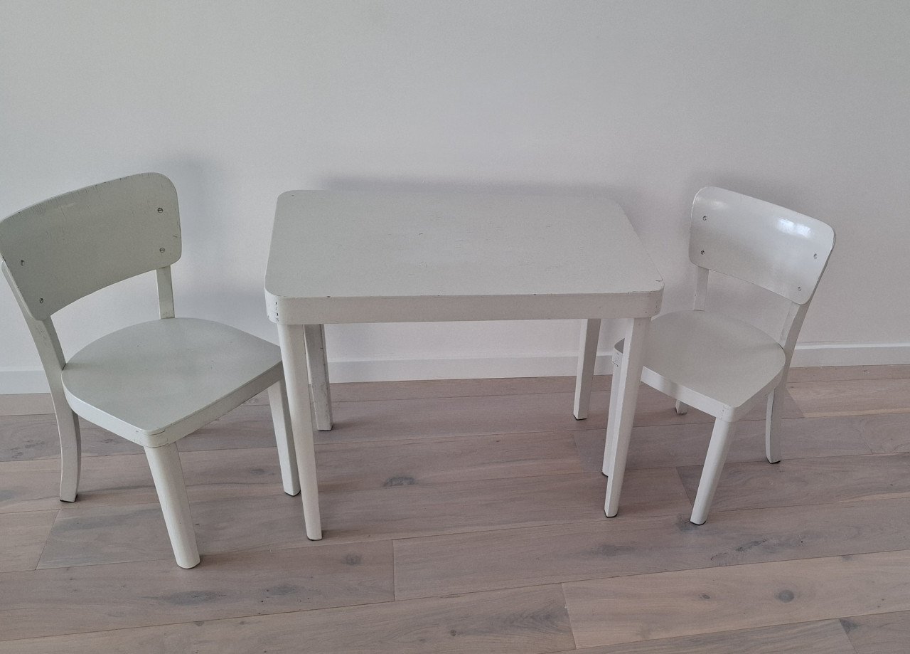 Tafel met 2 stoelen