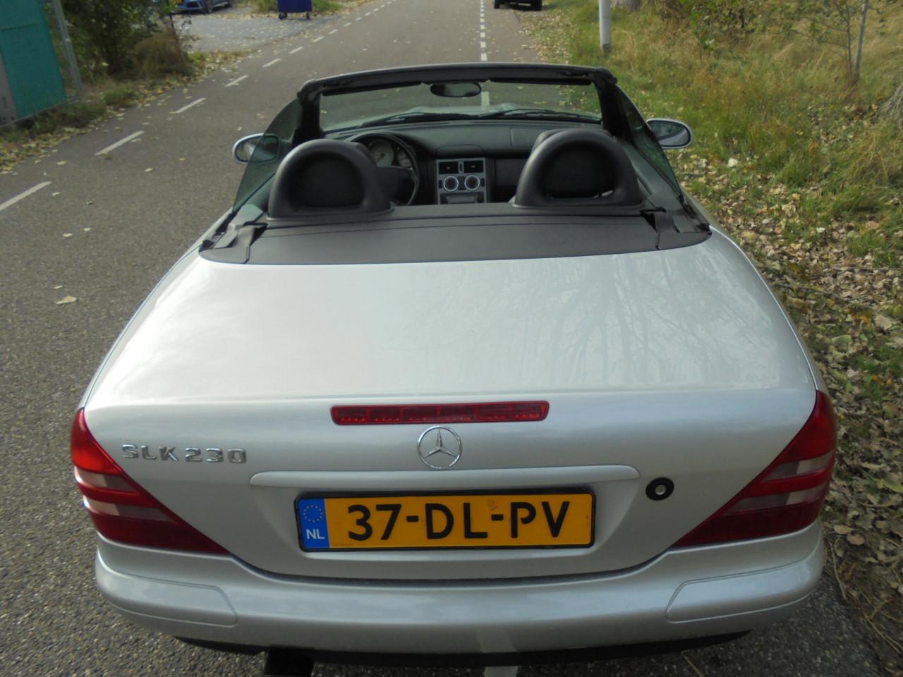 SLK 230 Compressor in nette conditie 139.908 Km Aflevering met vol jaar Apk