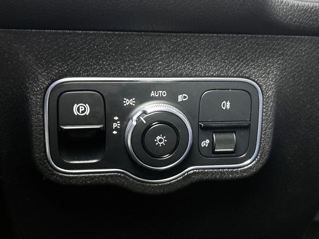 Mercedes-Benz Glb 180 business solution amg | panoramadak | sfeerverlichtin