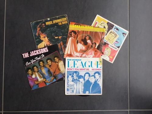 Vinyl singeltjes te koop gevraagd.