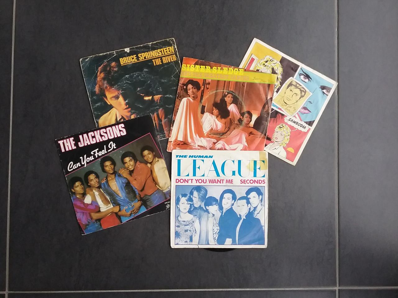 Vinyl singeltjes te koop gevraagd.