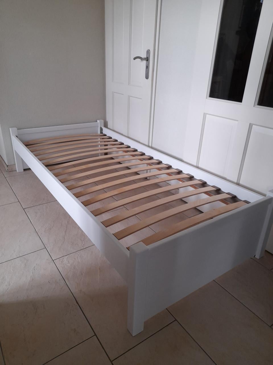 Wit houten  bed 90 x200  (in goede staat )