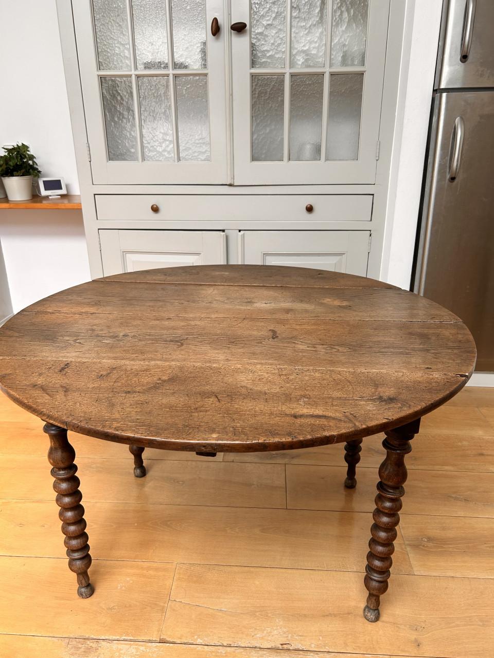 Massief houten klaptafel met gedraaide poten