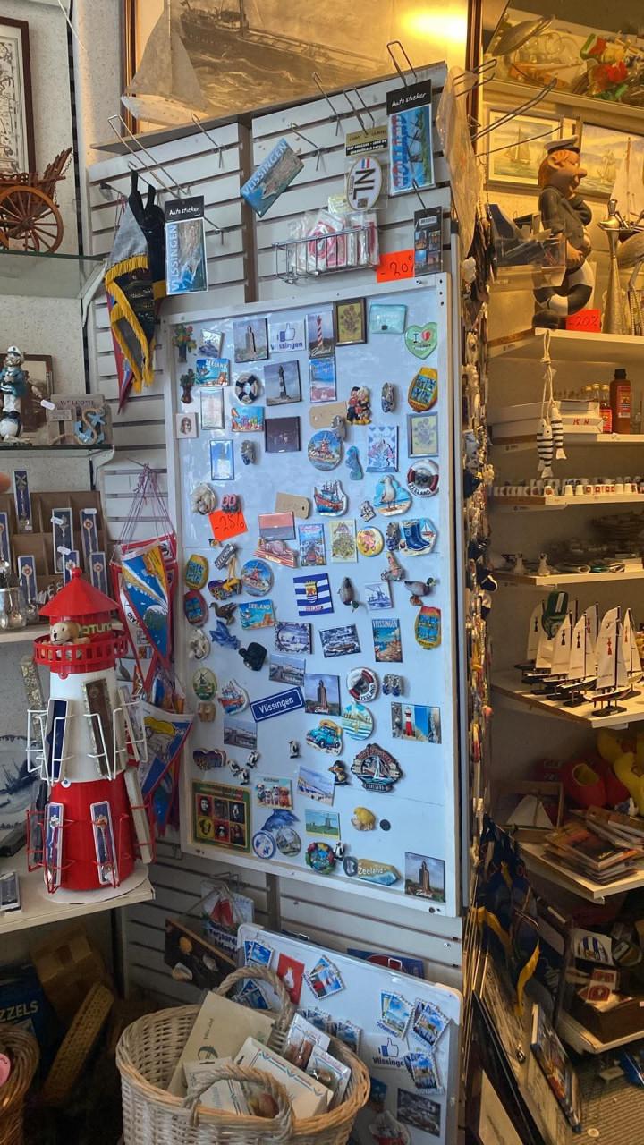 Winkelinventaris en restanten souveniers