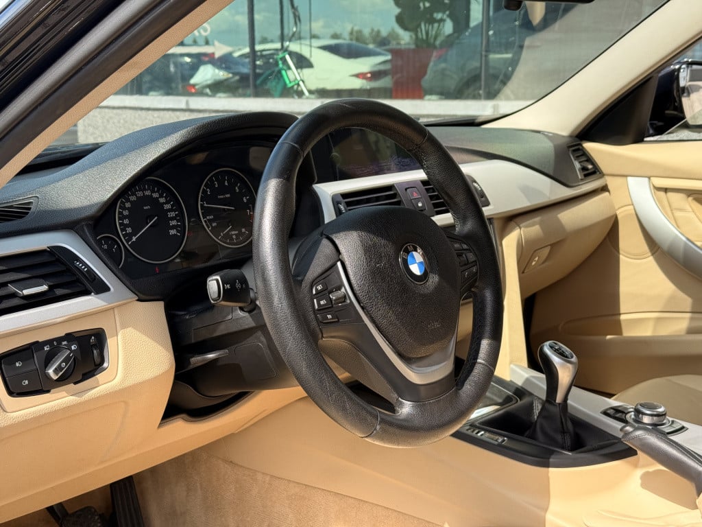BMW 3-serie 320i high executive | navi | leder | 260pk | elect trekhaak |