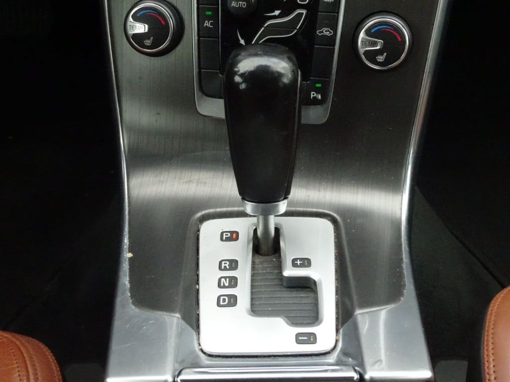 Volvo V60 2.0t momentum automaat | 200 pk | trekhaak