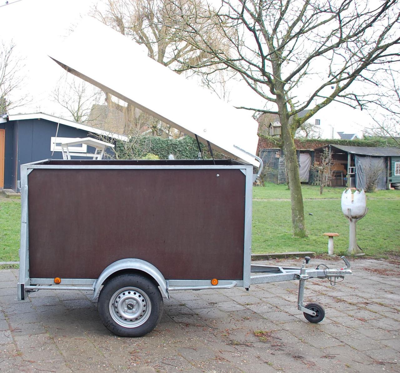 Gesloten aanhangwagen met hefdak