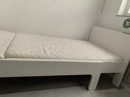 2 keer een SLÄKT / NATTAPA Bedframe met matras lattenbodem wit, 90x200 cm