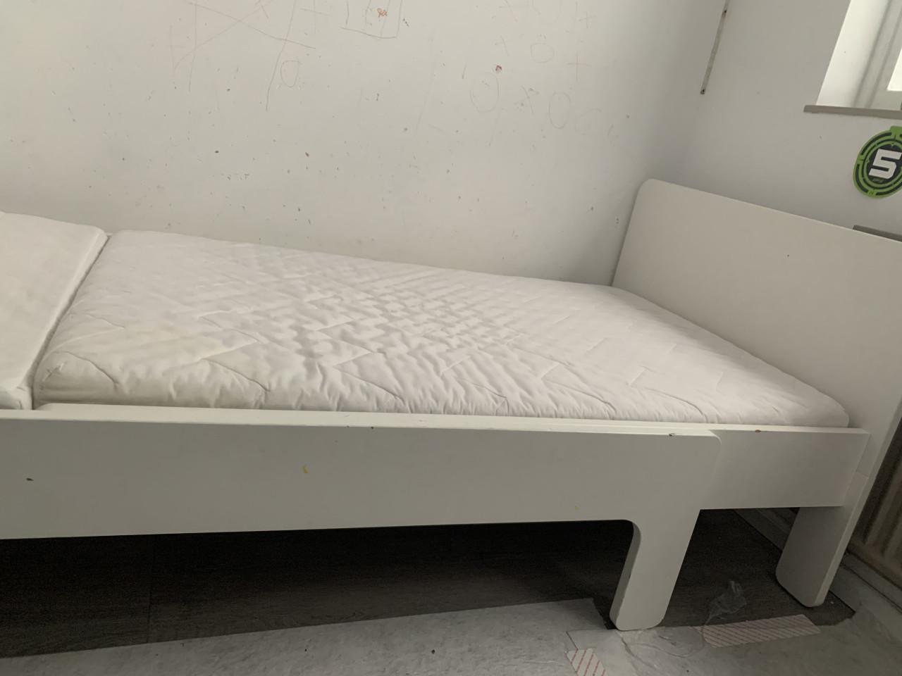 2 keer een SLÄKT / NATTAPA Bedframe met matras lattenbodem wit, 90x200 cm