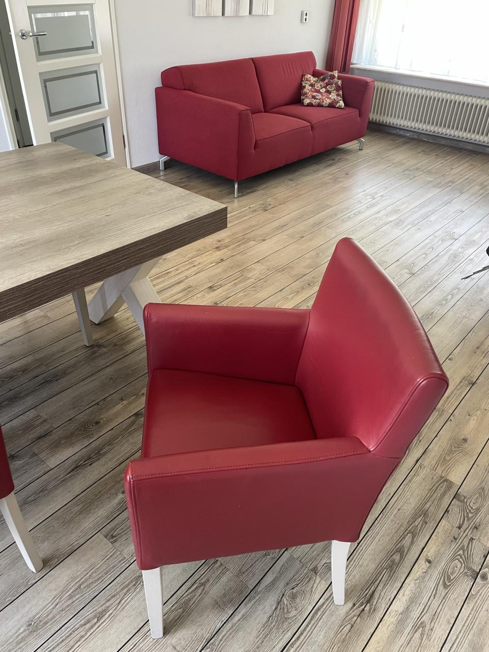 Eettafel met vier stoelen