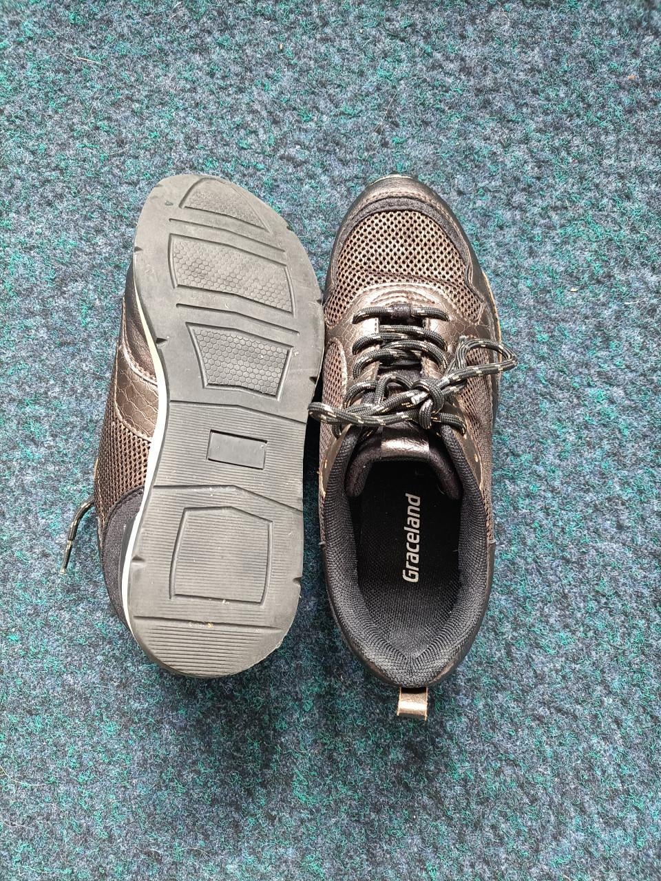 Sportschoenen, bruin/goud achtig, van Graceland. Maat 38.