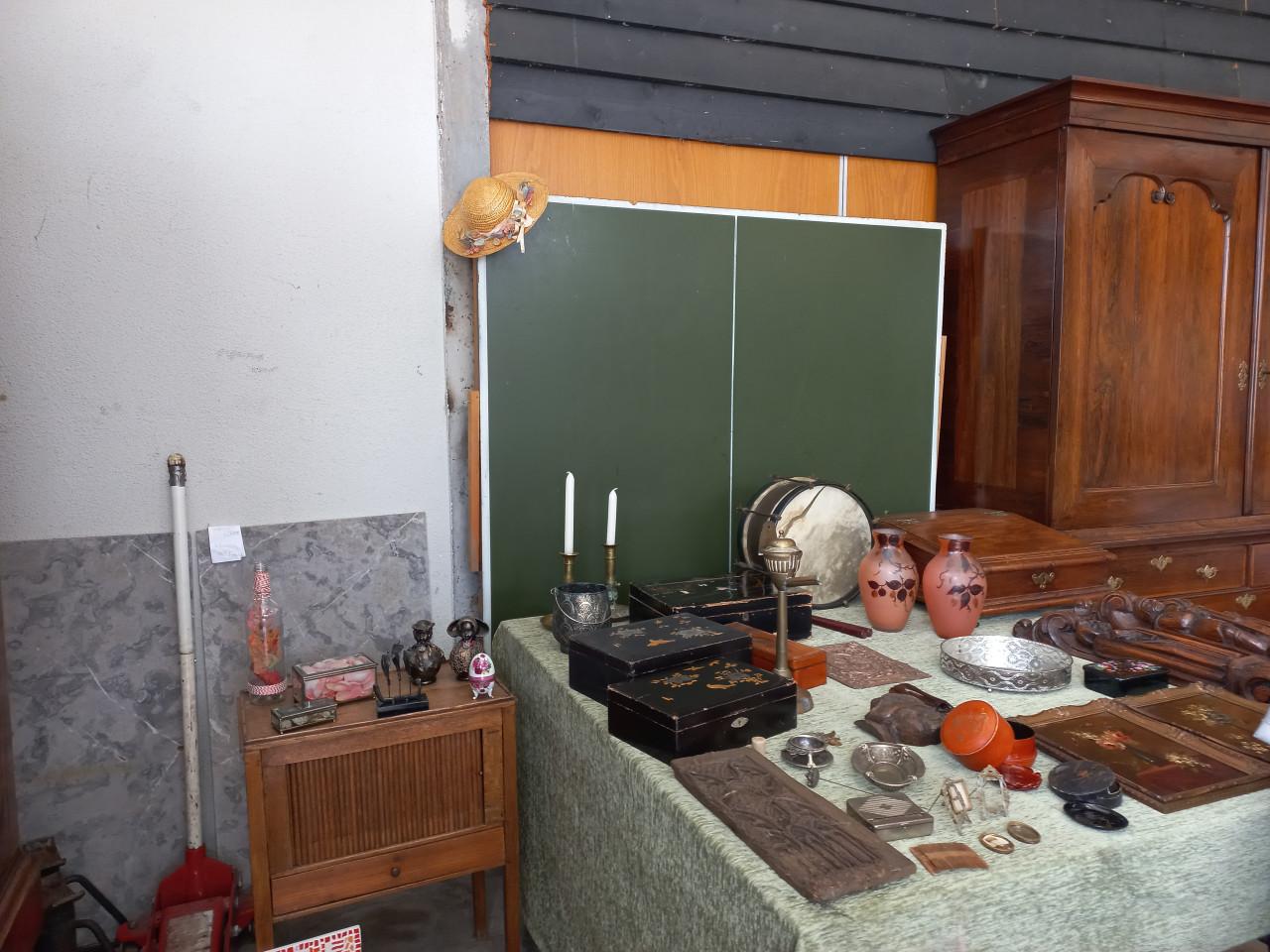 GARAGEVERKOOP, tijdens de jaarmarkt in Borssele, zaterdag, 23 mei