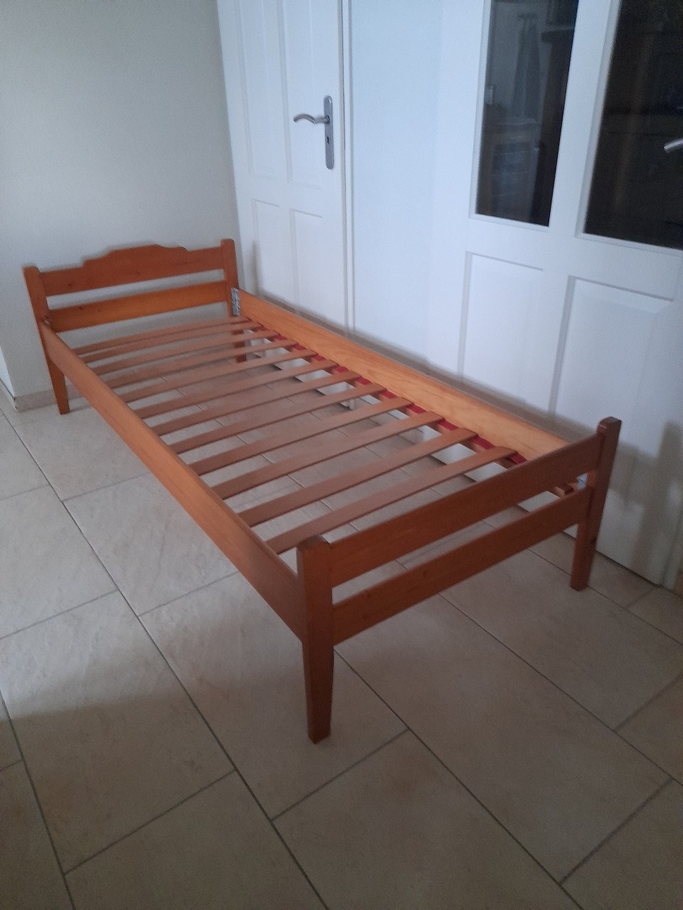 1 persoons bed 80 x 190 ( in goede staat )  Buiten maat ; 85,5 x 196