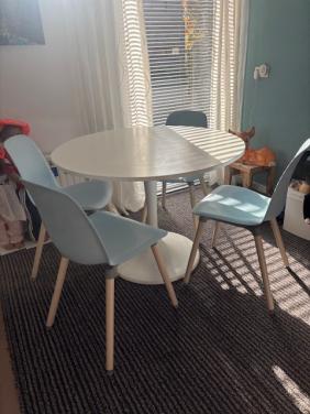 Tafel en 4 stoelen