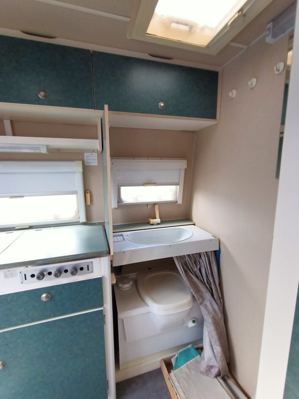 Prachtige Kip Kompakt 370 , 1995 met tent , vast toilet en raamluifels