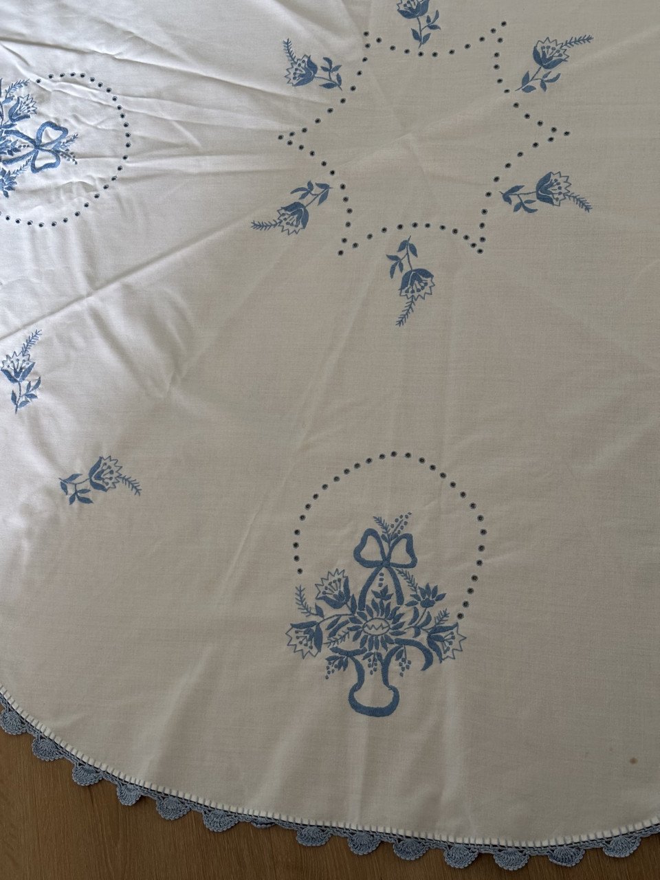 EEN PRACHTIG HANDGEBORDUURD TAFELKLEED  Ø 148cm