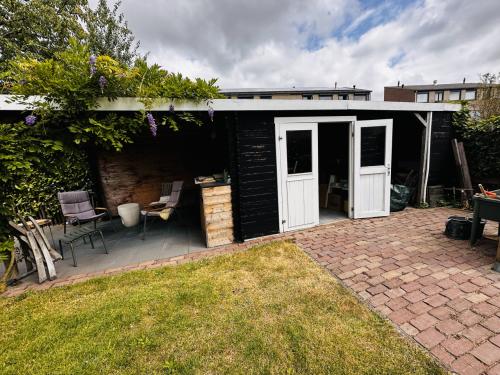 Tuinhuis met overkapping