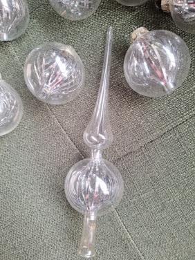 Kerstboomballen en piek van glas en meer