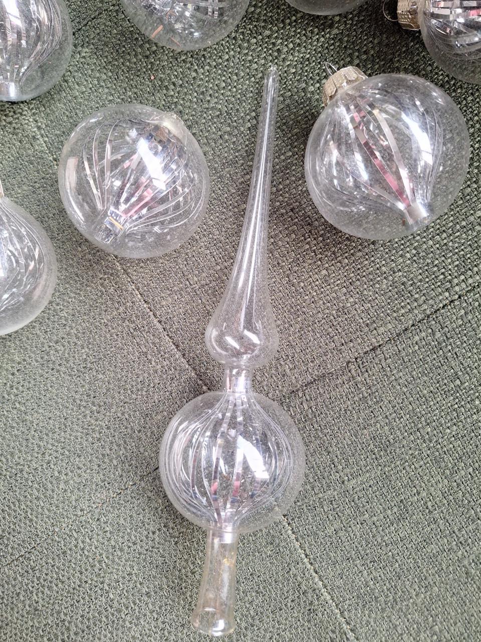 Kerstboomballen en piek van glas en meer