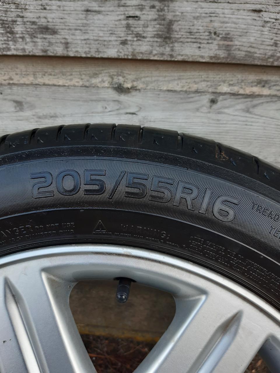 Originele Volvo lichtmetalen velgen 2 sets