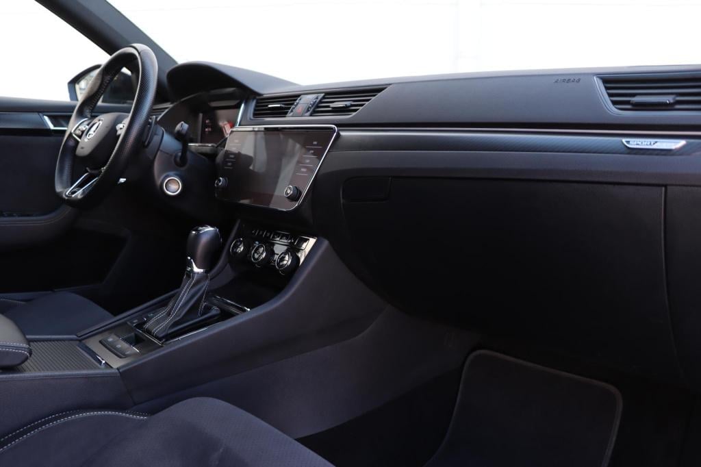 Skoda Superb combi 1.4 tsi iv sportline business 218pk dsg6 | memory | trek