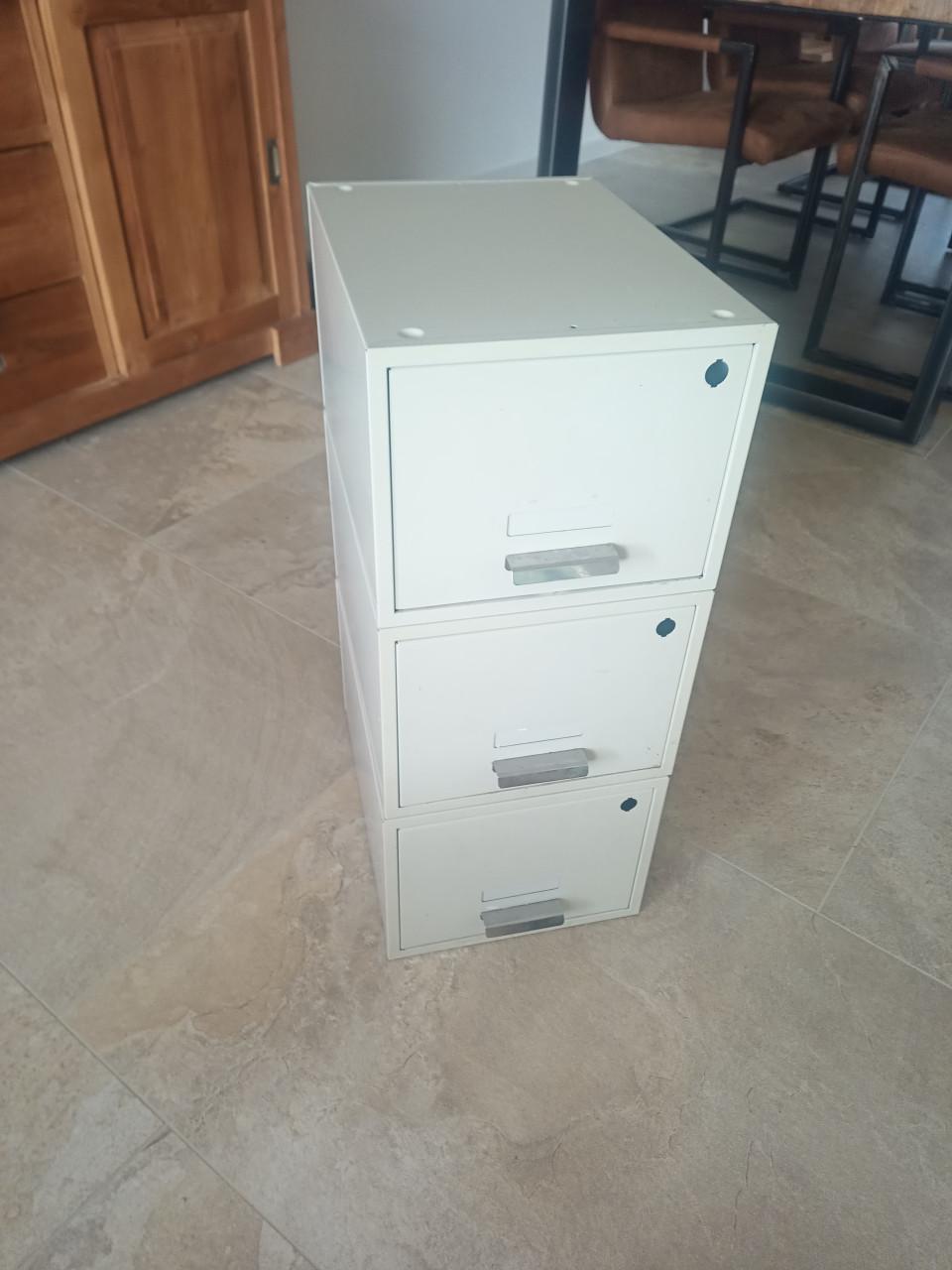 Metalen lades/kluisjes stapelbaar