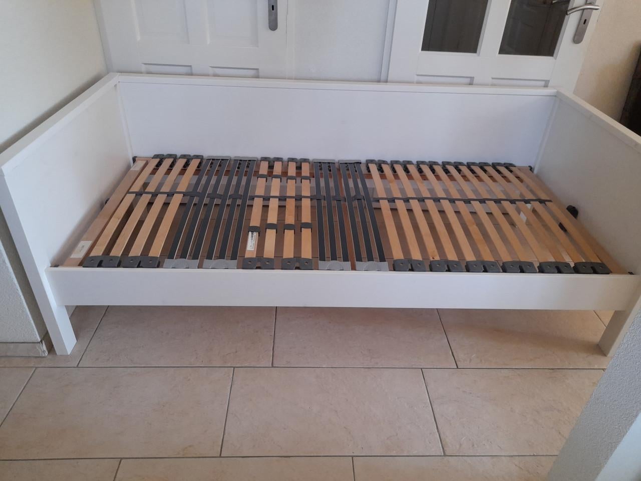 Massief houten bed 90 x 200 (in goede nette staat )