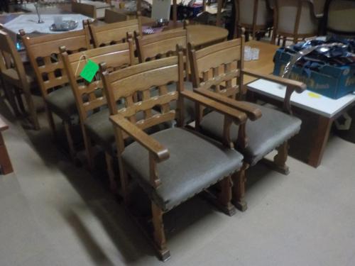 6 zeer stevige stoelen waarvan 2 armleuning stoelen in zeer goede staat