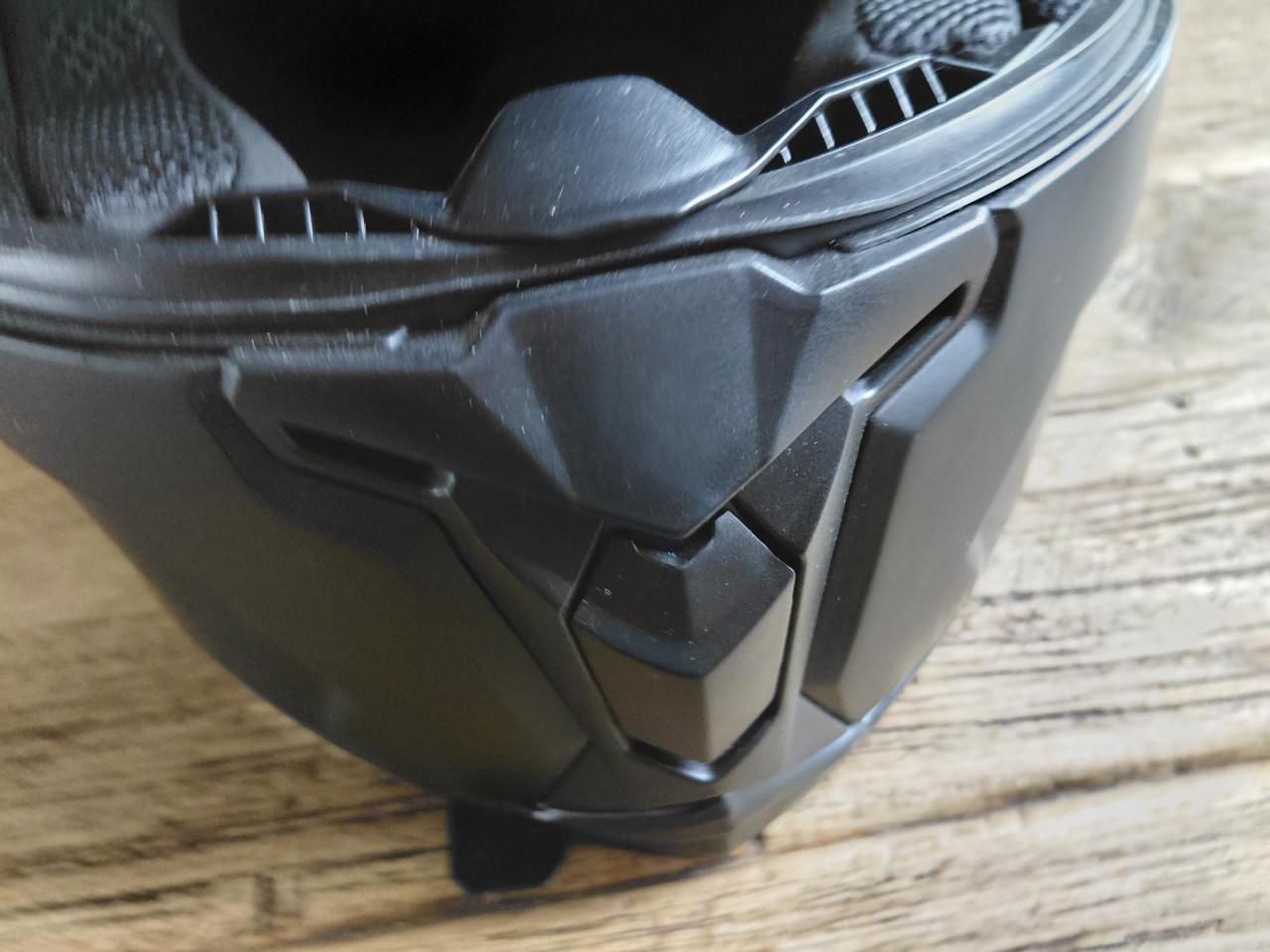 Helm met kinbescherming