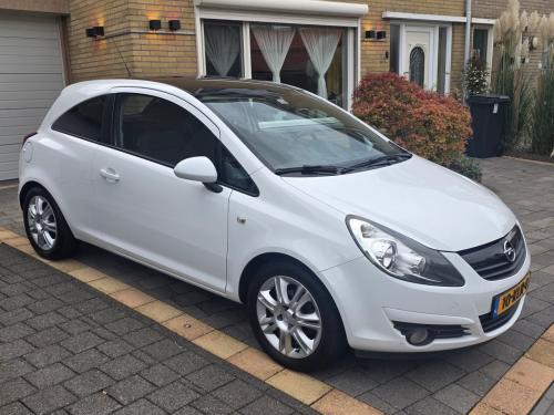 Tekoop zeer mooie Opel Corsa 1.4i 16V  Black and  White