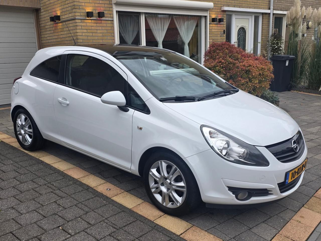 Tekoop zeer mooie Opel Corsa 1.4i 16V  Black and  White