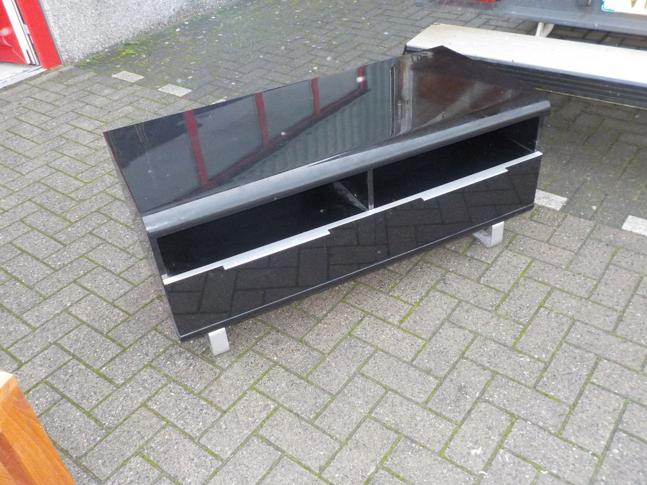 Glanzende zwarte t.v. meubel met 2 laden in zeer goede staat
