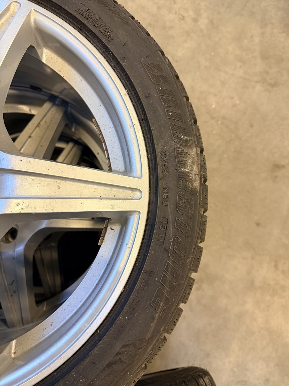 Aluminium Mercedes velgen met nieuwe winterbanden