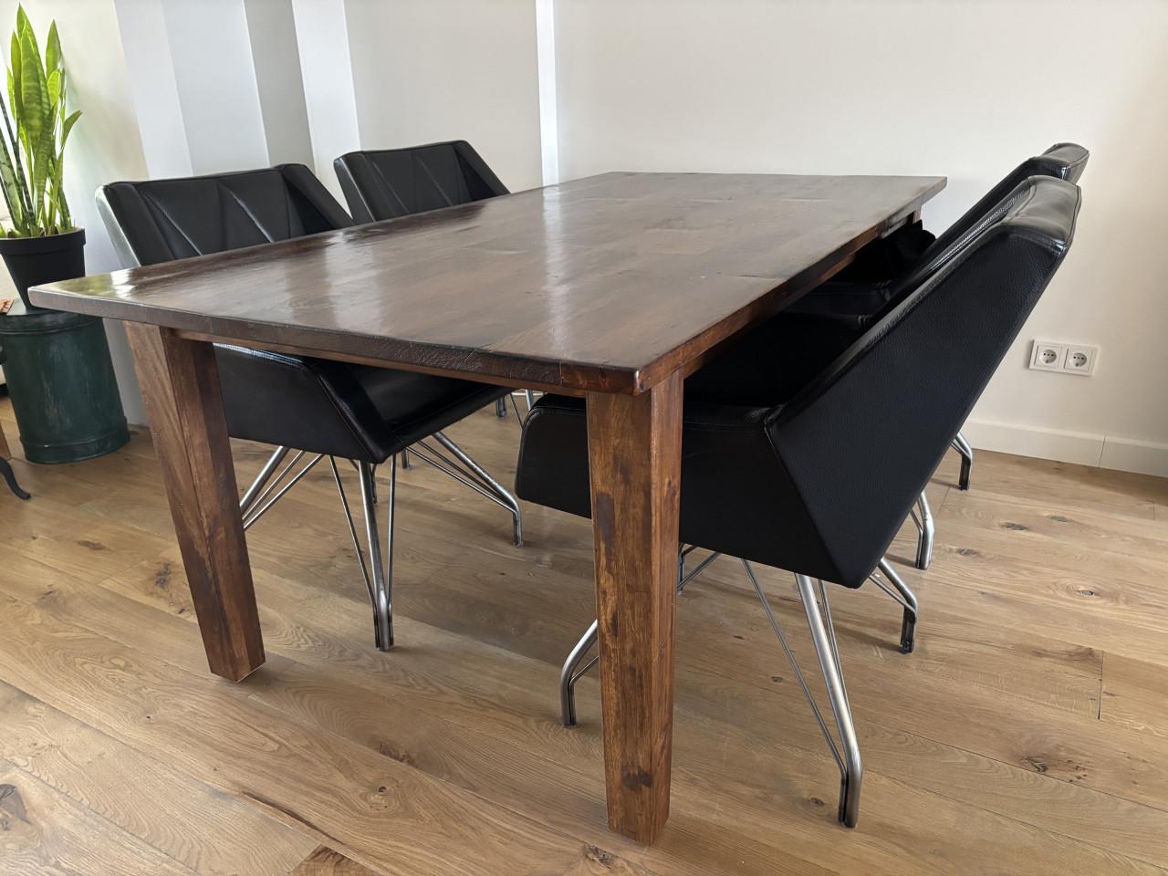 Zwart leren eetkamerstoelen en massief eiken eettafel