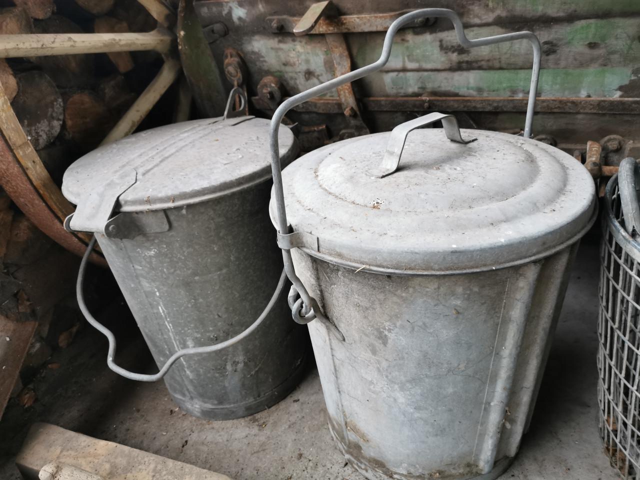 Oude afvalcontainers 2 x