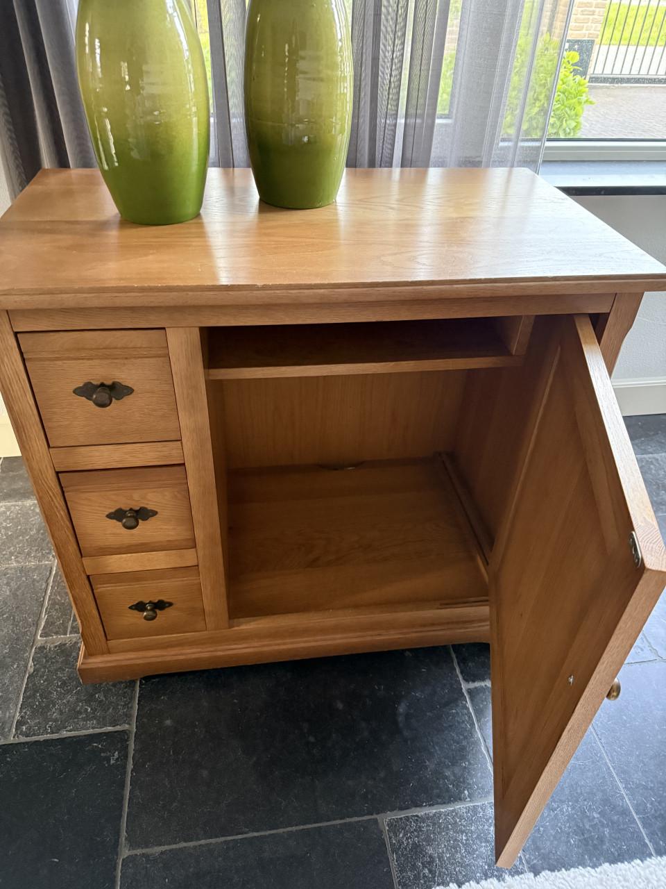 Massief houten kastje