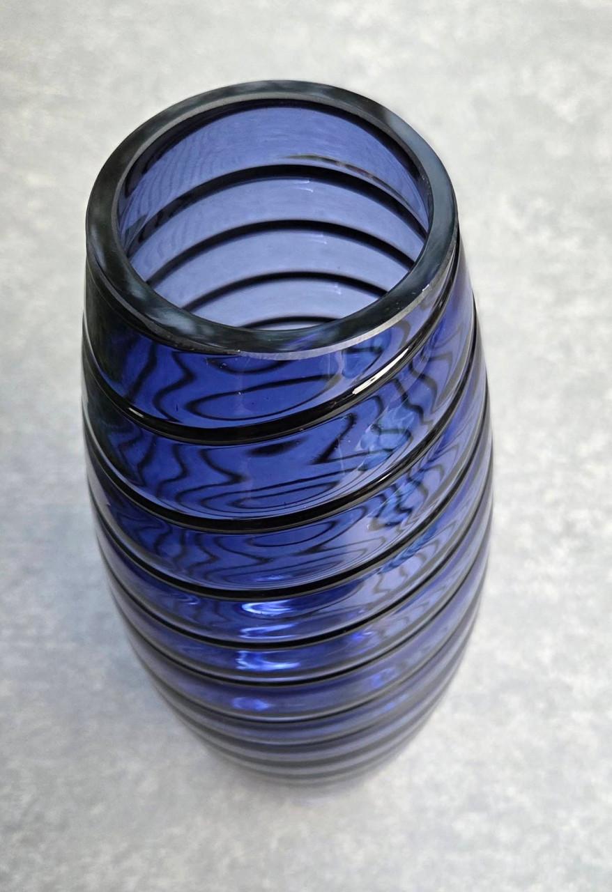 🌿 Vintage blauwe Glazen Vaas met spiraalvormige zwarte glaslijnen.