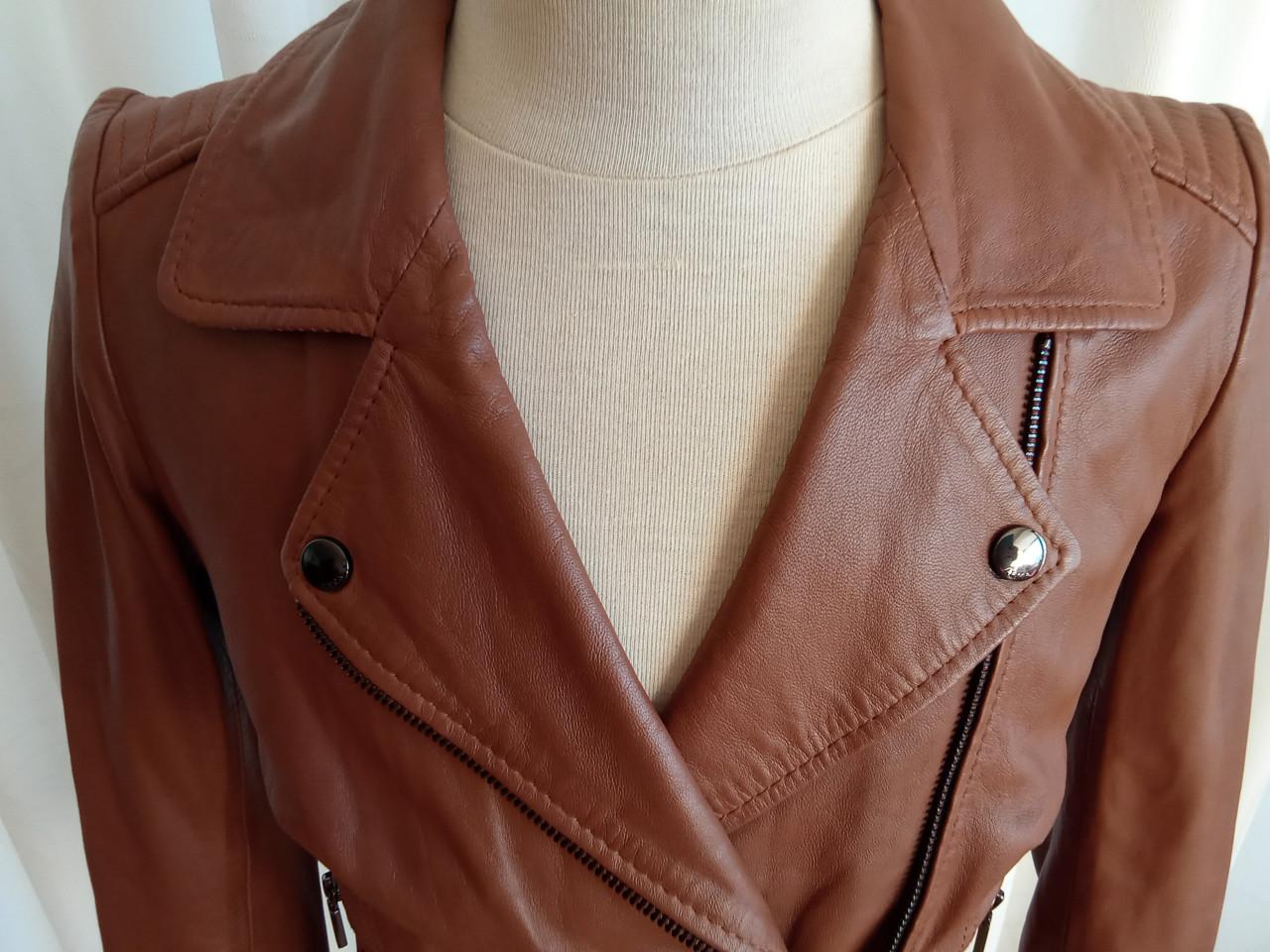 Stijlvol bruin leren jasje van het merk StudioAR.
