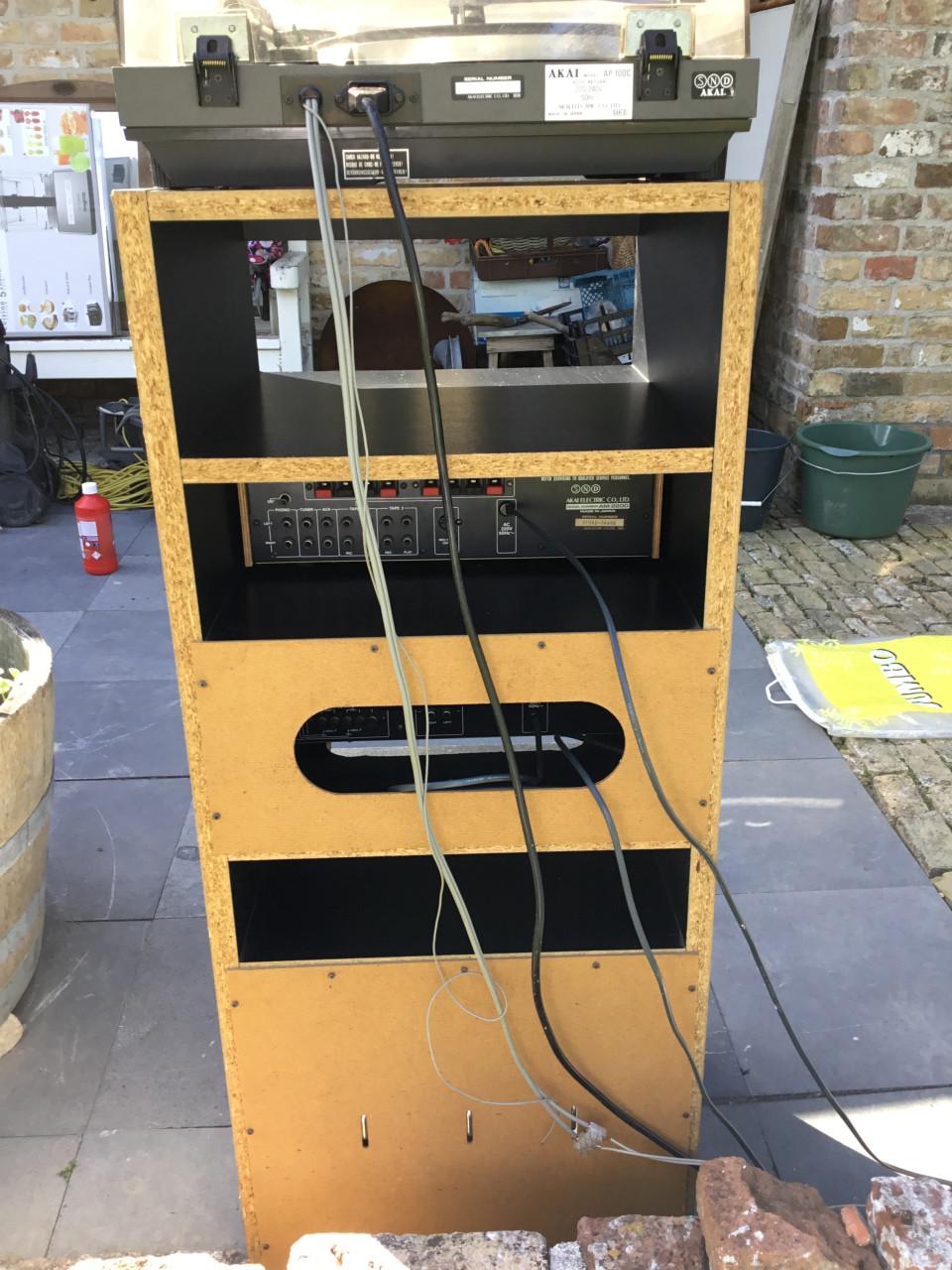 Akai  Stereomeubel met platenspeler, tuner en amplifier