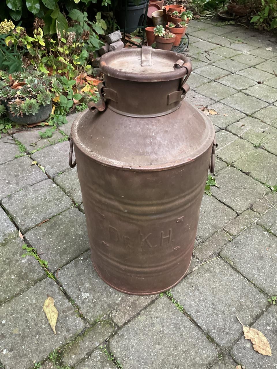 Oud vat met opdruk dr. K.H.