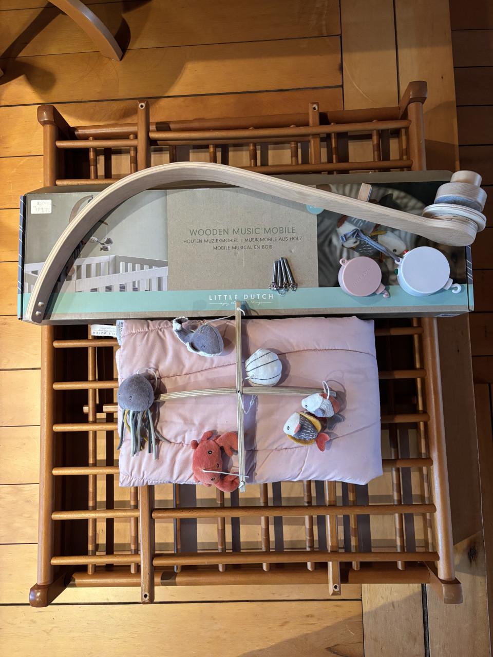 Baby-box, beukenhout, inklapbaar en met verhoging