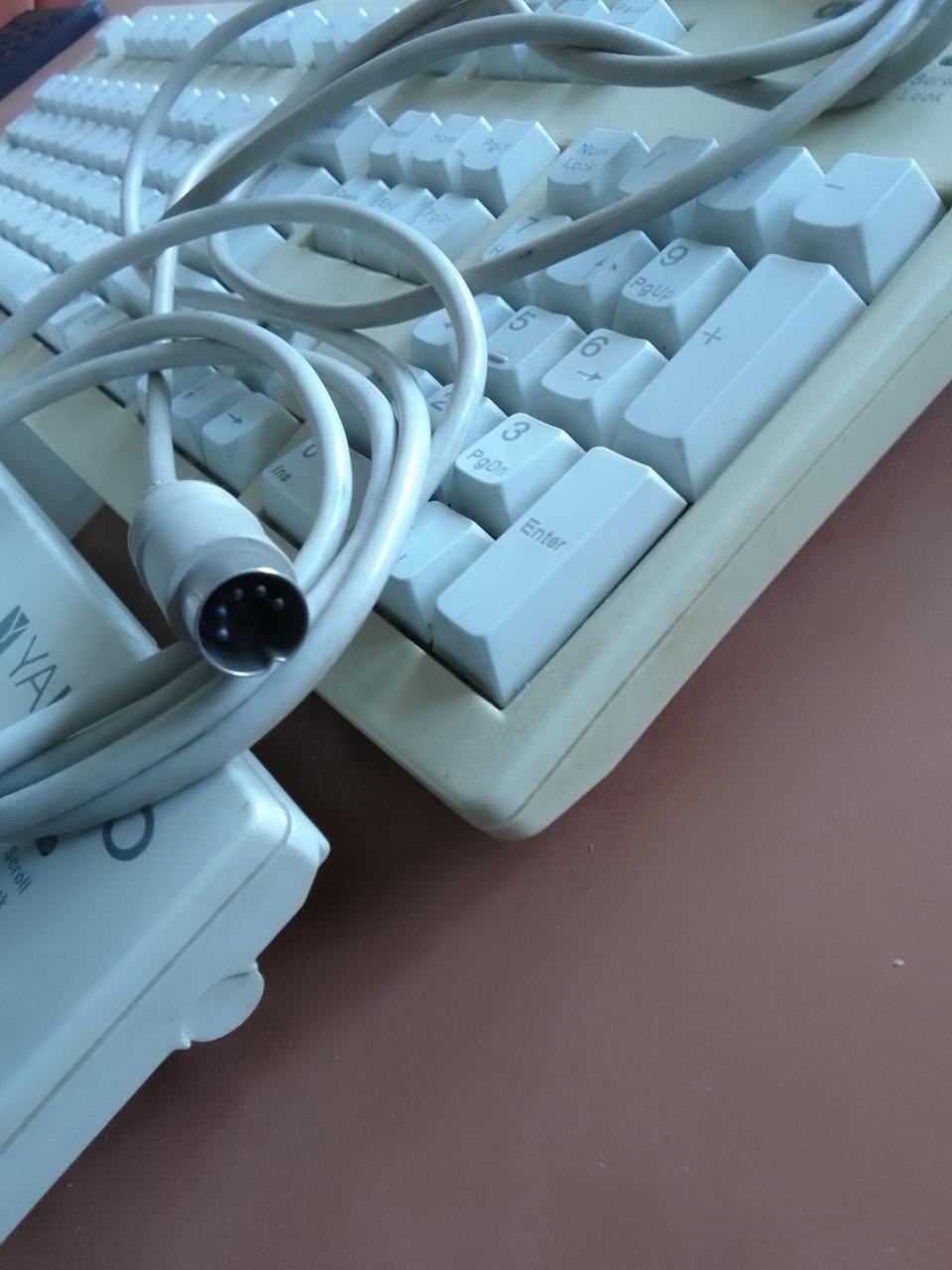 2 Cherry toetsenborden uit msdos tijdperk met din5 en usb aansluiting