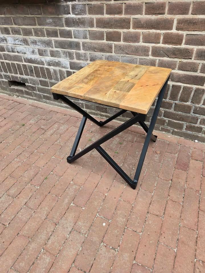 NACHTKASTJES OF TAFELTJES, B.V. DIT SCHITTERENDE TAFELTJE METAAL/MANGO NU