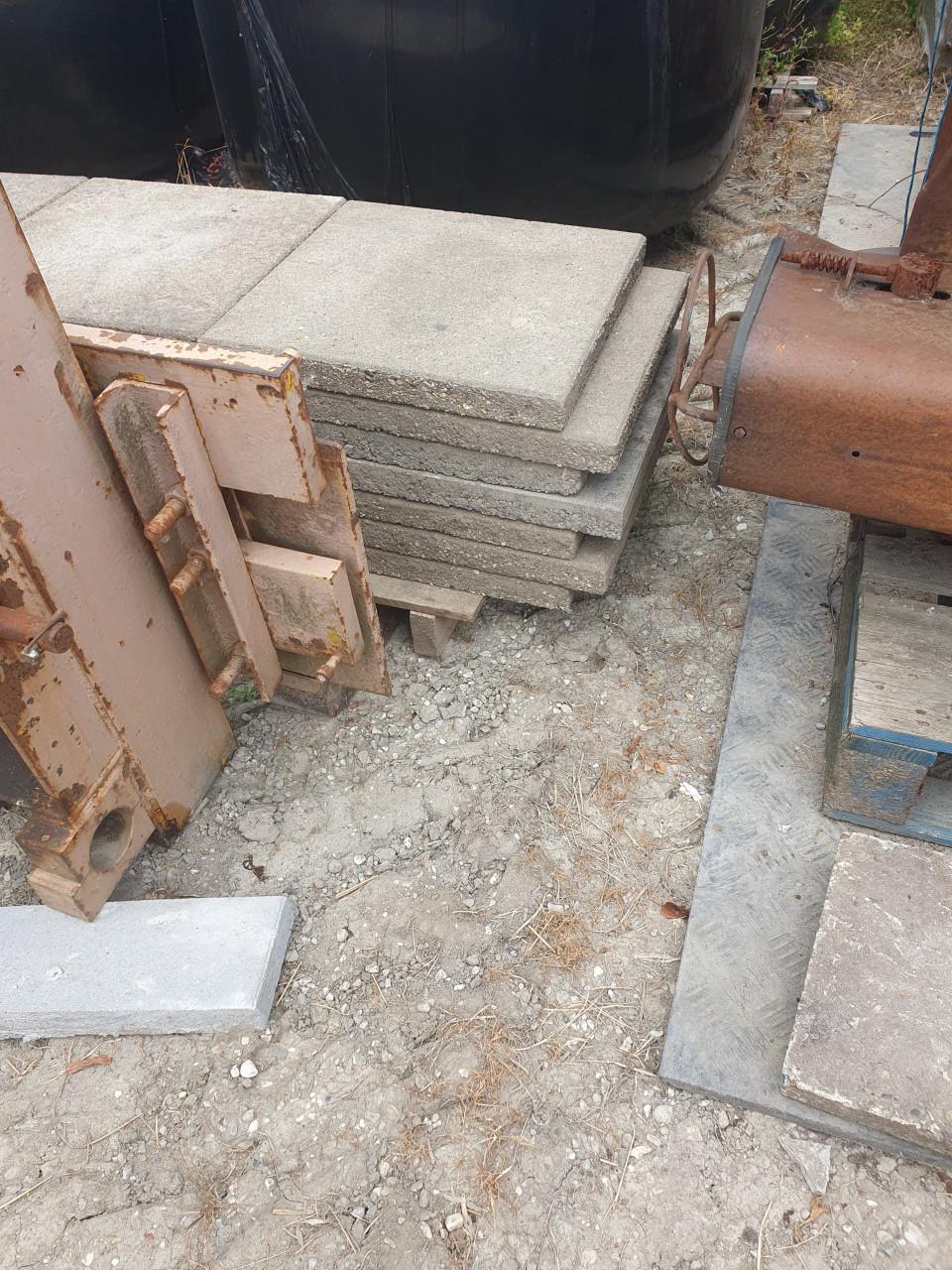 Beton tegels 50×50×5 cm.