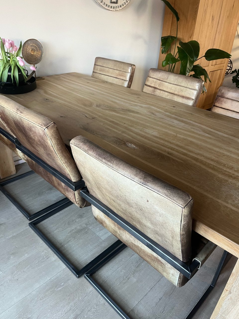 Eetkamertafel stoelen 6-8 personen en bijpassende eiken salontafel