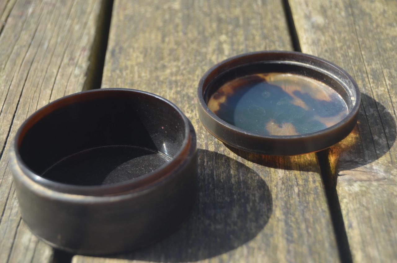 2 Kleine doosjes, 1 van bakeliet, eentje niet...........