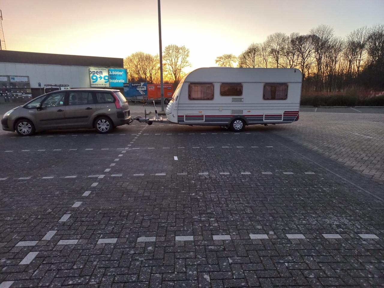 Caravan met voortent en luifel