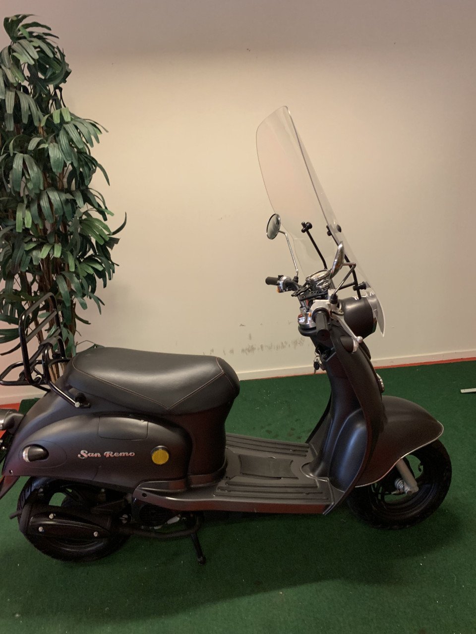 RETRO SCOOTER MET WINDSCHERM 45KM NU 595,= RIJKLAAR