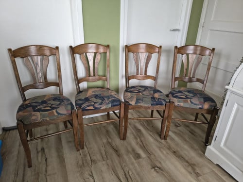 Prachtige donker eiken eetkamerstoelen, degelijke, stevige houten stoelen!