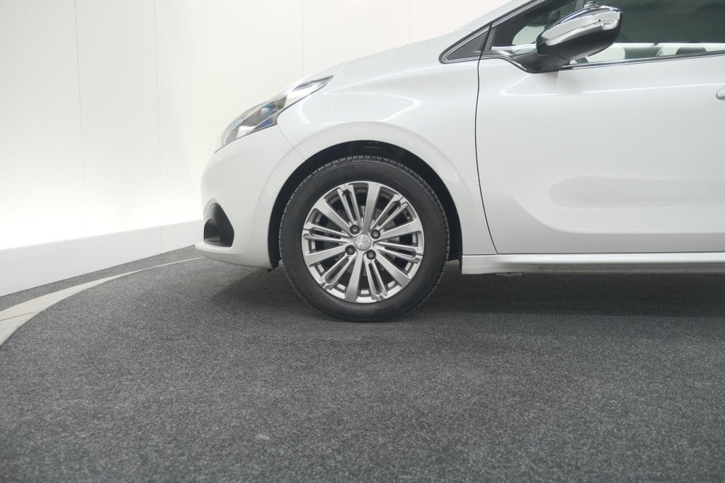 Peugeot 208 puretech 82 blue lease executive | parkeersensoren | navigatie 